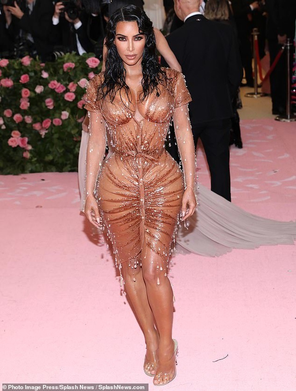 Kim Kardashian thừa nhận đau đớn khi diện váy quá bó - 7 Kim Kardashian thừa nhận đau đớn khi diện váy quá bó - 7