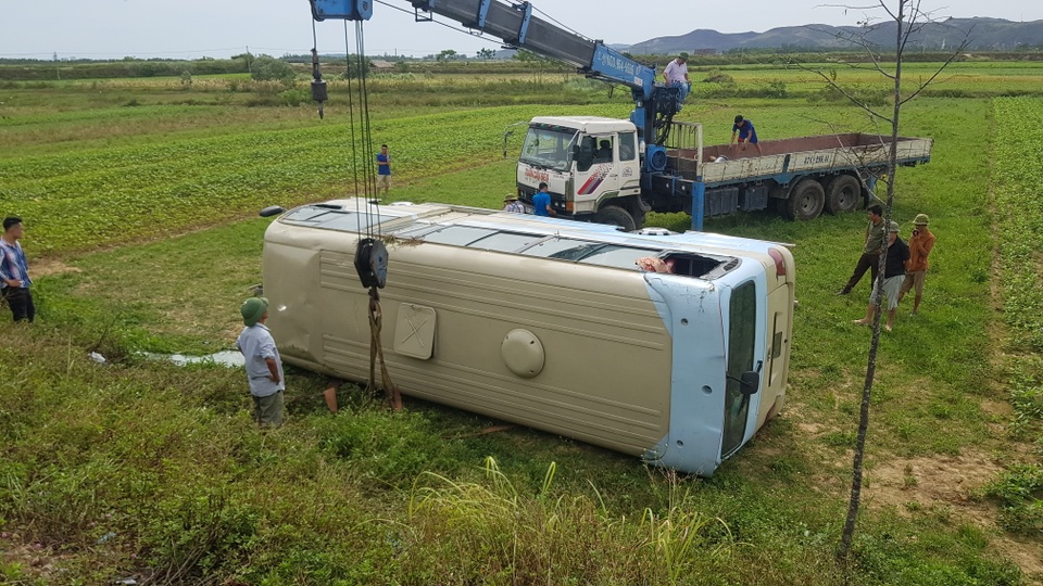 Xe chở công nhân lật xuống ruộng, ít nhất 10 người bị thương - 1 Xe chở công nhân lật xuống ruộng, ít nhất 10 người bị thương - 1