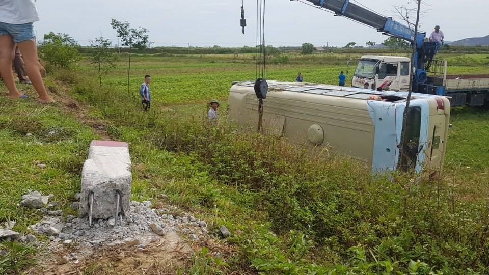 Xe chở công nhân lật xuống ruộng, ít nhất 10 người bị thương - 3 Xe chở công nhân lật xuống ruộng, ít nhất 10 người bị thương - 3
