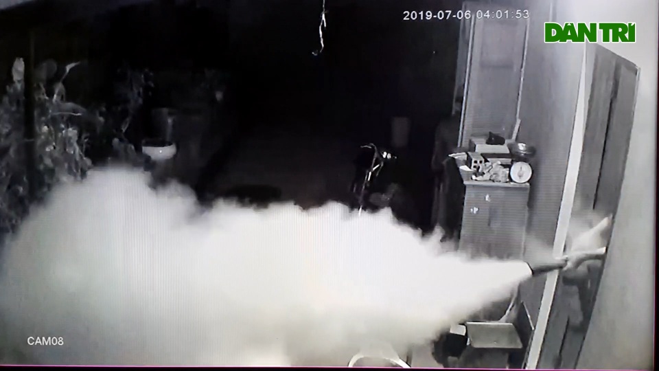 Clip 4 đối tượng lăm lăm súng, roi điện, khống chế con chủ nhà trong đêm - 6 Clip 4 đối tượng lăm lăm súng, roi điện, khống chế con chủ nhà trong đêm - 6