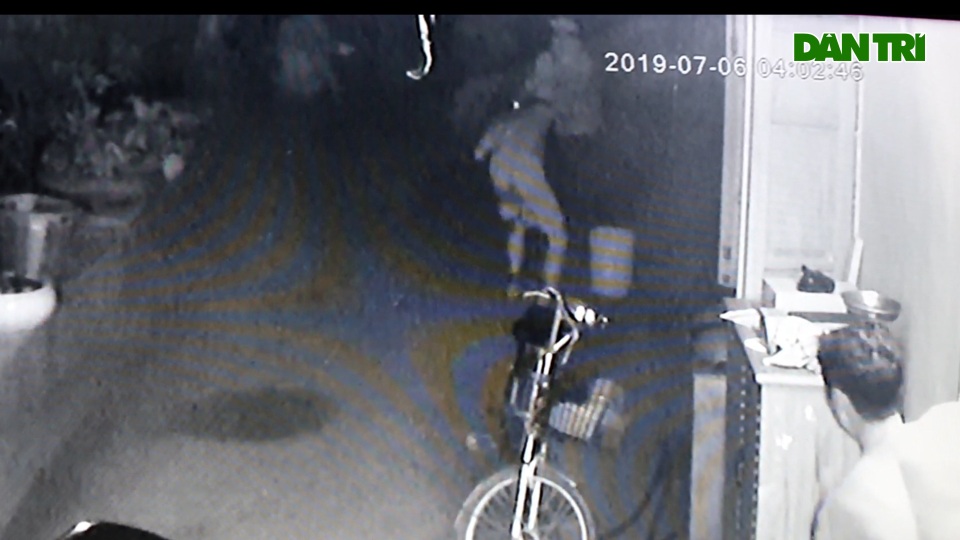 Clip 4 đối tượng lăm lăm súng, roi điện, khống chế con chủ nhà trong đêm - 8 Clip 4 đối tượng lăm lăm súng, roi điện, khống chế con chủ nhà trong đêm - 8