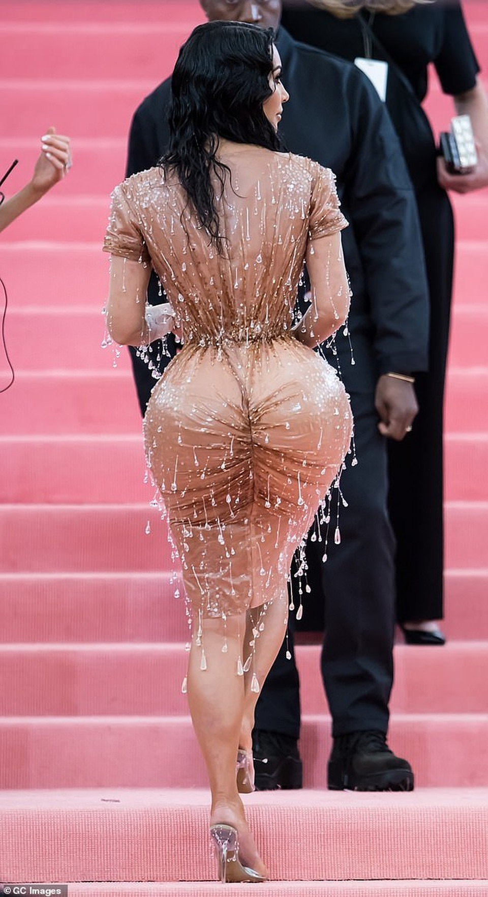 Kim Kardashian thừa nhận đau đớn khi diện váy quá bó - 2 Kim Kardashian thừa nhận đau đớn khi diện váy quá bó - 2