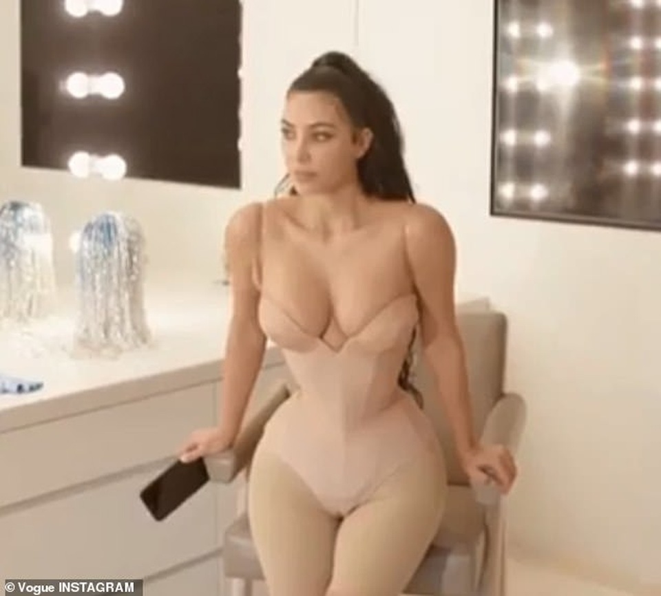 Kim Kardashian thừa nhận đau đớn khi diện váy quá bó - 4 Kim Kardashian thừa nhận đau đớn khi diện váy quá bó - 4