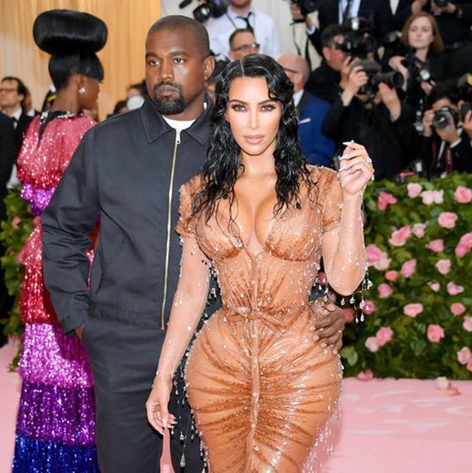 Kim Kardashian thừa nhận đau đớn khi diện váy quá bó - 3 Kim Kardashian thừa nhận đau đớn khi diện váy quá bó - 3