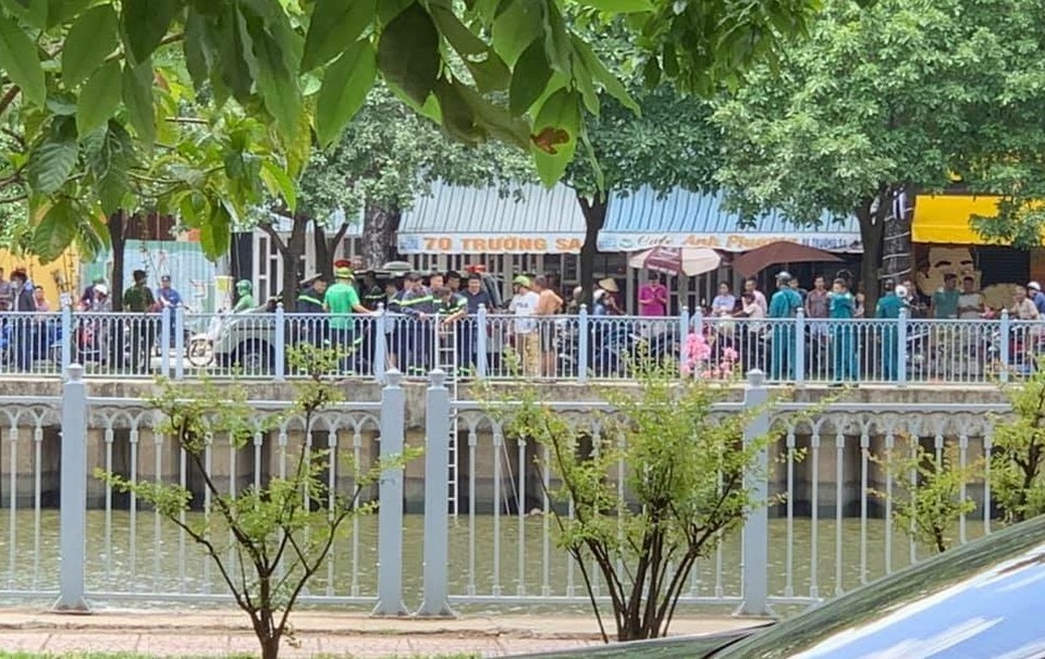 Phát hiện thi thể nghi can sát hại nữ sinh ở kênh Nhiêu Lộc - 2 Phát hiện thi thể nghi can sát hại nữ sinh ở kênh Nhiêu Lộc - 2