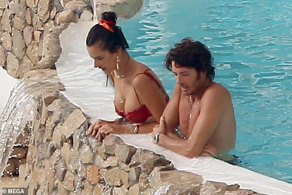 Alessandra Ambrosio tình tứ bên bạn trai Nicolo Oddi - 4 Alessandra Ambrosio tình tứ bên bạn trai Nicolo Oddi - 4