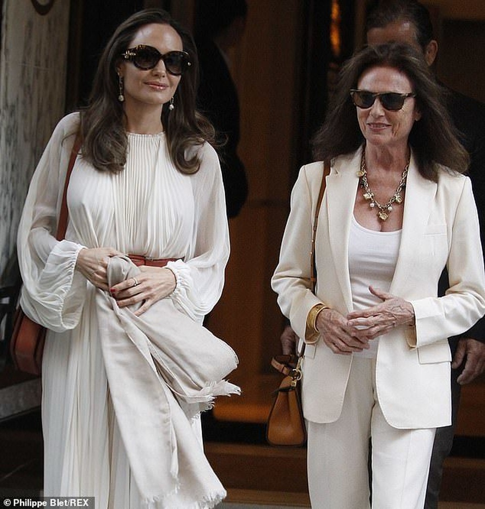Angelina Jolie thanh lịch xuất hiện tại Paris - 11 Angelina Jolie thanh lịch xuất hiện tại Paris - 11