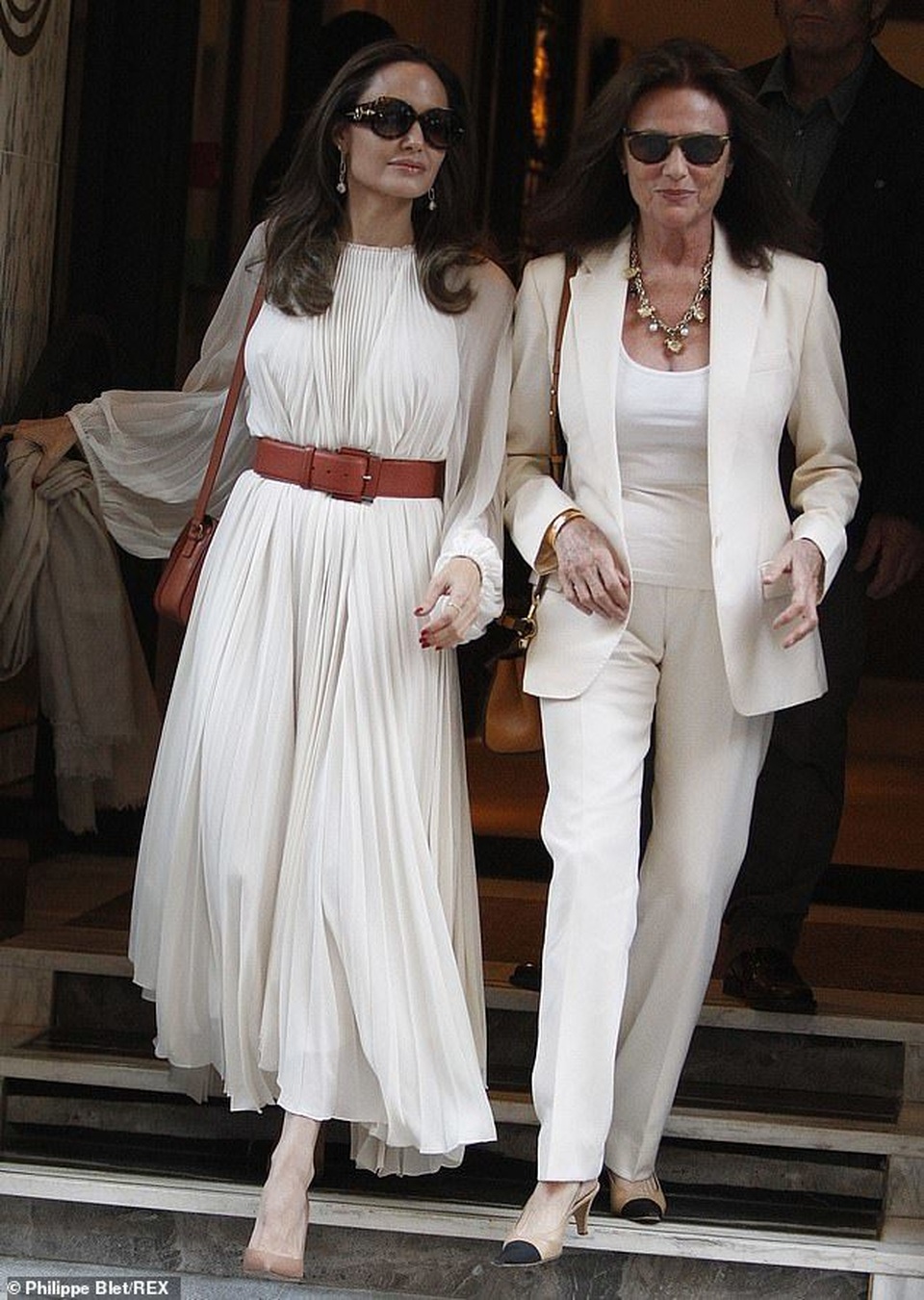 Angelina Jolie thanh lịch xuất hiện tại Paris - 10 Angelina Jolie thanh lịch xuất hiện tại Paris - 10