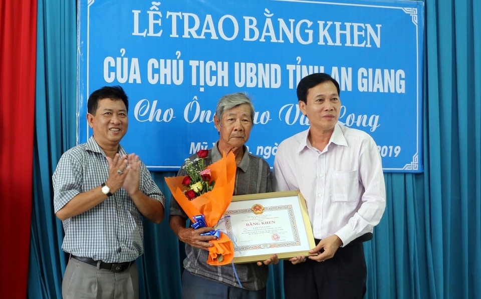 An Giang khen thưởng đột xuất ông lão 6 năm vá đường không công - 1 An Giang khen thưởng đột xuất ông lão 6 năm vá đường không công - 1