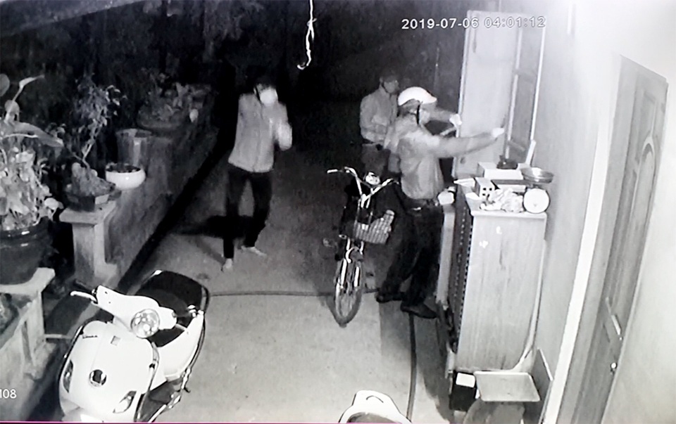 Clip 4 đối tượng lăm lăm súng, roi điện, khống chế con chủ nhà trong đêm - 5 Clip 4 đối tượng lăm lăm súng, roi điện, khống chế con chủ nhà trong đêm - 5