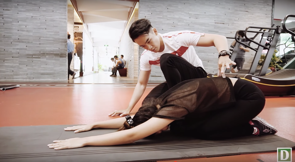 Đau mỏi lưng do ngồi nhiều, tập ngay 3 động tác sau - 2 Đau mỏi lưng do ngồi nhiều, tập ngay 3 động tác sau - 2