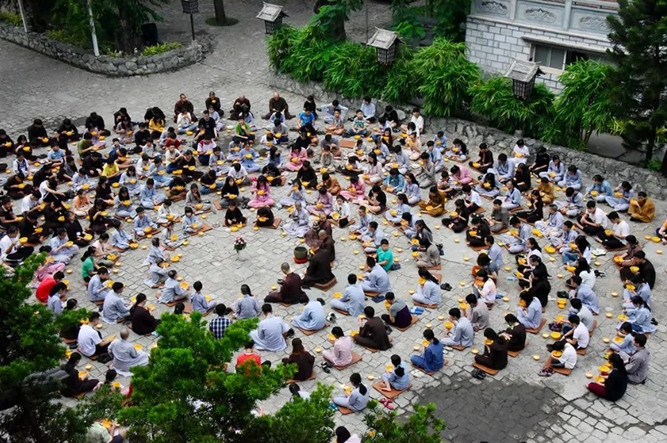 Người trẻ nườm nượp lên chùa đi tu dịp hè - 4 Người trẻ nườm nượp lên chùa đi tu dịp hè - 4