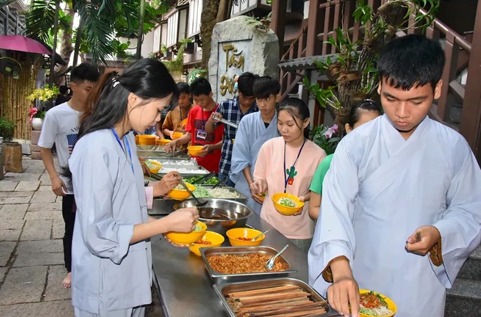 Người trẻ nườm nượp lên chùa đi tu dịp hè - 3 Người trẻ nườm nượp lên chùa đi tu dịp hè - 3