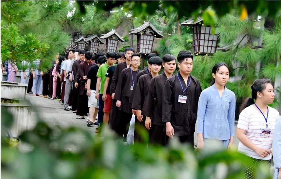 Người trẻ nườm nượp lên chùa đi tu dịp hè - 2 Người trẻ nườm nượp lên chùa đi tu dịp hè - 2