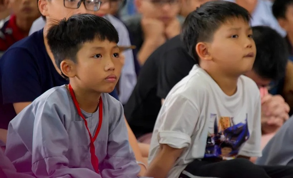 Người trẻ nườm nượp lên chùa đi tu dịp hè - 1 Người trẻ nườm nượp lên chùa đi tu dịp hè - 1