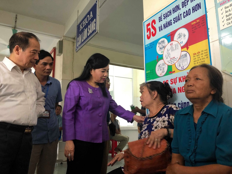 Bộ trưởng Y tế gay gắt phê bình sự lãng phí phòng cho sinh đẻ tại các trạm y tế xã - 4 Bộ trưởng Y tế gay gắt phê bình sự lãng phí phòng cho sinh đẻ tại các trạm y tế xã - 4