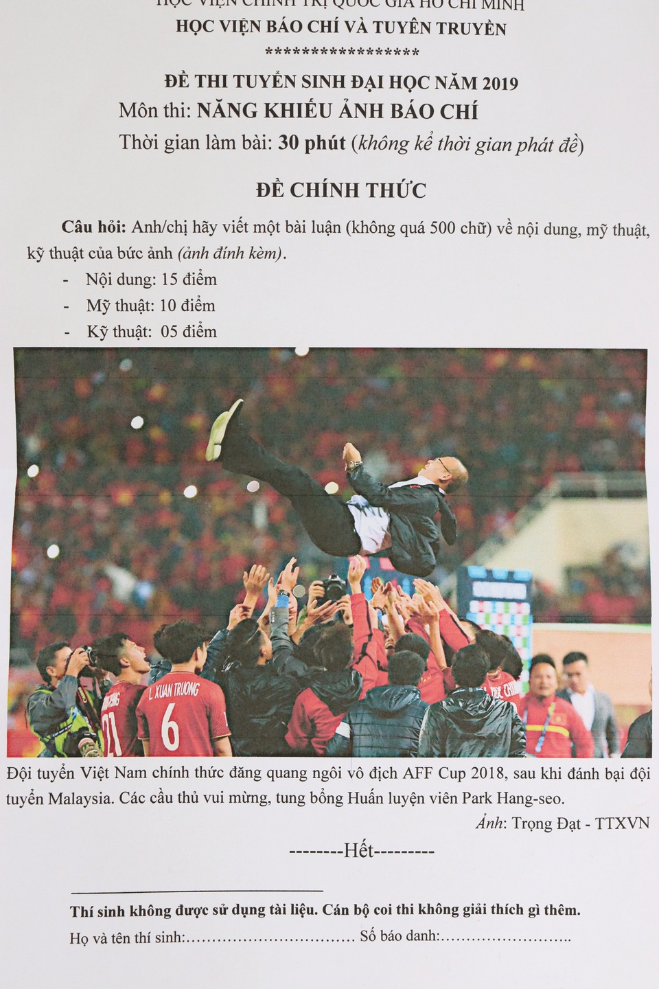 Chiến thắng của đội tuyển bóng đá Việt Nam vào đề thi Năng khiếu Ảnh báo chí 2019 - 1 Chiến thắng của đội tuyển bóng đá Việt Nam vào đề thi Năng khiếu Ảnh báo chí 2019 - 1
