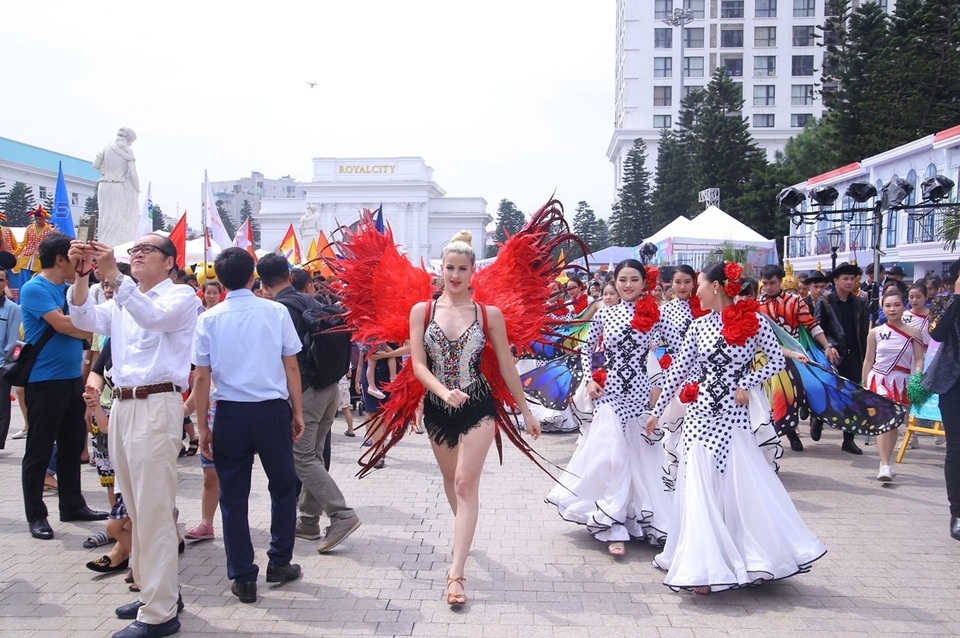 Chuỗi sự kiện Grand World Carnival 2019 thu hút quan tâm của nhà đầu tư 2 miền Nam - Bắc - 2 Chuỗi sự kiện Grand World Carnival 2019 thu hút quan tâm của nhà đầu tư 2 miền Nam - Bắc - 2