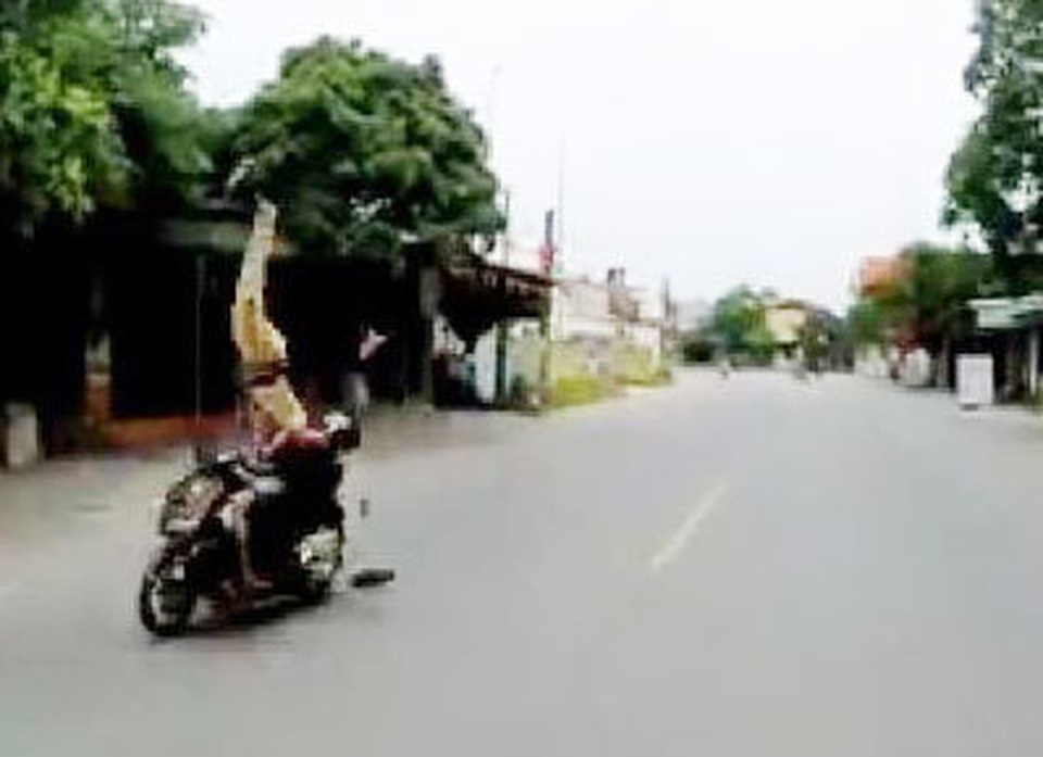 Vụ xe máy hất văng Thượng úy CSGT: Xe chạy tốc độ 61 km/h - 1 Vụ xe máy hất văng Thượng úy CSGT: Xe chạy tốc độ 61 km/h - 1