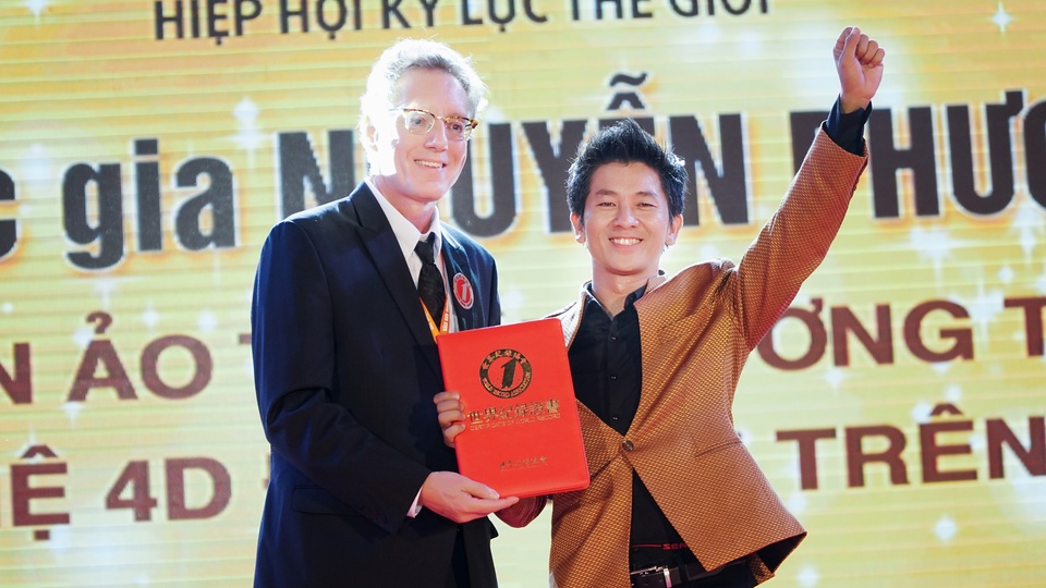 Ảo thuật gia Nguyễn Phương một lần nữa xác lập kỷ lục thế giới - 3 Ảo thuật gia Nguyễn Phương một lần nữa xác lập kỷ lục thế giới - 3