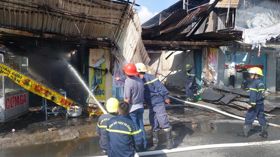 Hỏa hoạn thiêu rụi nhiều căn nhà trên quốc lộ 91 - 1 Hỏa hoạn thiêu rụi nhiều căn nhà trên quốc lộ 91 - 1