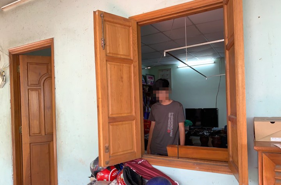 Clip 4 đối tượng lăm lăm súng, roi điện, khống chế con chủ nhà trong đêm - 9 Clip 4 đối tượng lăm lăm súng, roi điện, khống chế con chủ nhà trong đêm - 9