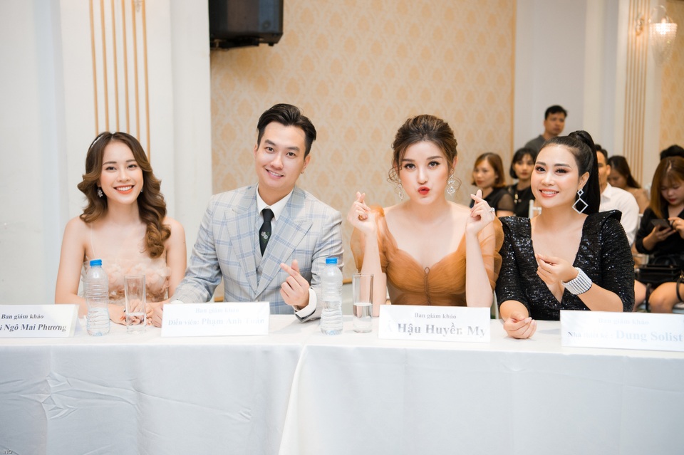 Huyền My nói về tin đồn giàu sụ, không ngại mua đồ hiệu tiền tỷ - 7 Huyền My nói về tin đồn giàu sụ, không ngại mua đồ hiệu tiền tỷ - 7