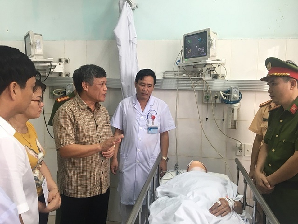 Người đi xe máy hất văng CSGT đang được điều trị chấn thương vùng đầu - 1 Người đi xe máy hất văng CSGT đang được điều trị chấn thương vùng đầu - 1