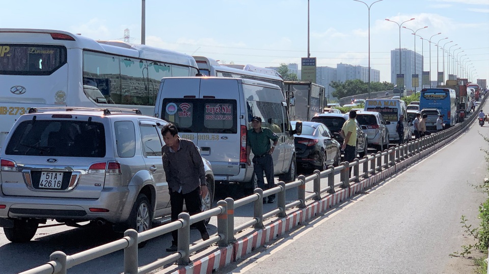 Cao tốc “tê liệt”, hàng loạt tuyến đường phía Đông Sài Gòn kẹt cứng - 3 Cao tốc “tê liệt”, hàng loạt tuyến đường phía Đông Sài Gòn kẹt cứng - 3