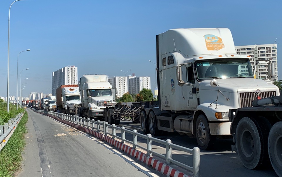 Cao tốc “tê liệt”, hàng loạt tuyến đường phía Đông Sài Gòn kẹt cứng - 1 Cao tốc “tê liệt”, hàng loạt tuyến đường phía Đông Sài Gòn kẹt cứng - 1