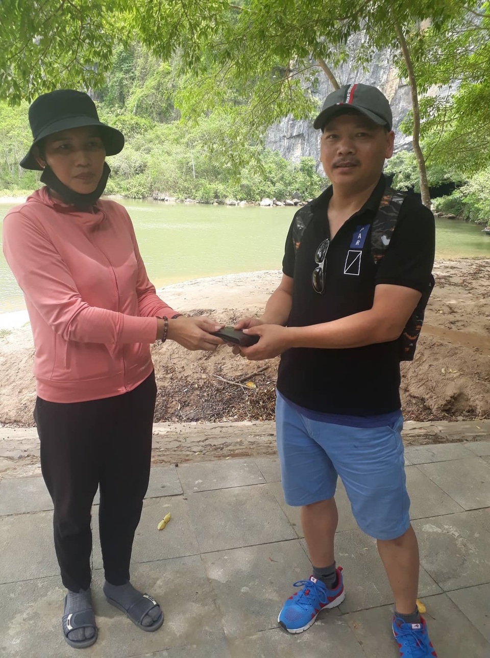 Quảng Bình: Du khách vui mừng nhận lại ví bị rơi  - 2 Quảng Bình: Du khách vui mừng nhận lại ví bị rơi  - 2