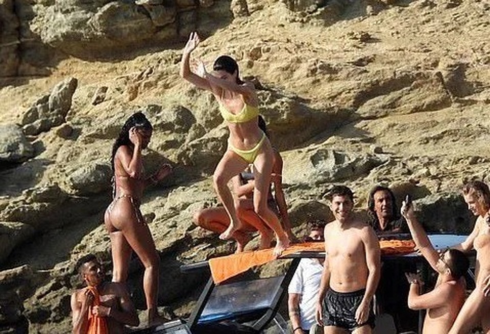 Mê mẩn dáng vóc nuột nà của Kendall Jenner - 10 Mê mẩn dáng vóc nuột nà của Kendall Jenner - 10