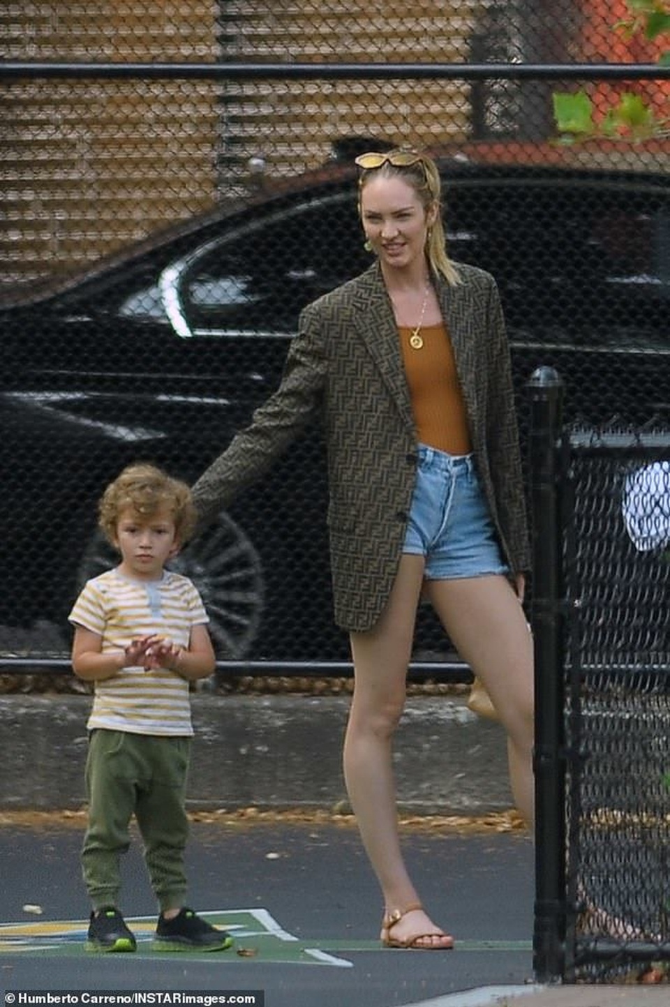 Candice Swanepoel giản dị đưa con đi chơi công viên - 2 Candice Swanepoel giản dị đưa con đi chơi công viên - 2