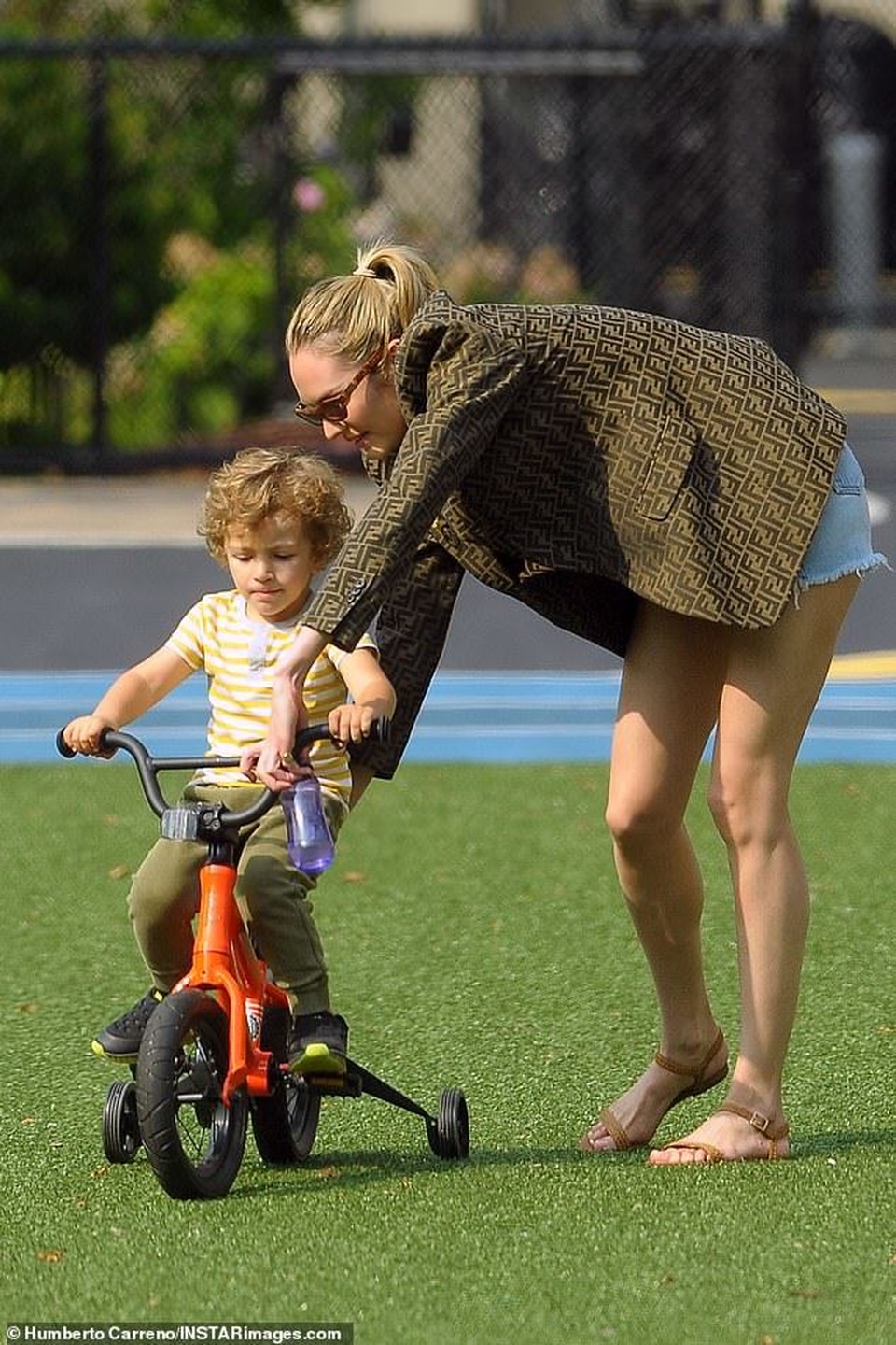 Candice Swanepoel giản dị đưa con đi chơi công viên - 4 Candice Swanepoel giản dị đưa con đi chơi công viên - 4