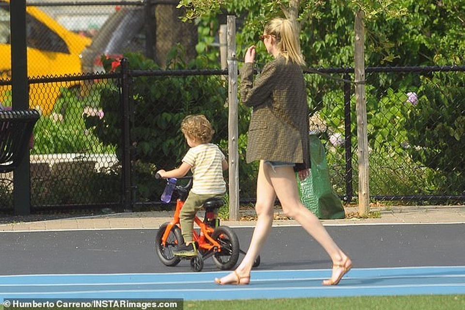 Candice Swanepoel giản dị đưa con đi chơi công viên - 7 Candice Swanepoel giản dị đưa con đi chơi công viên - 7