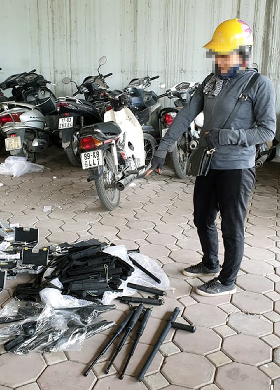 Hà Nội: CSGT phát hiện người phụ nữ “chở thuê” 19 khẩu súng tự chế - 1 Hà Nội: CSGT phát hiện người phụ nữ “chở thuê” 19 khẩu súng tự chế - 1