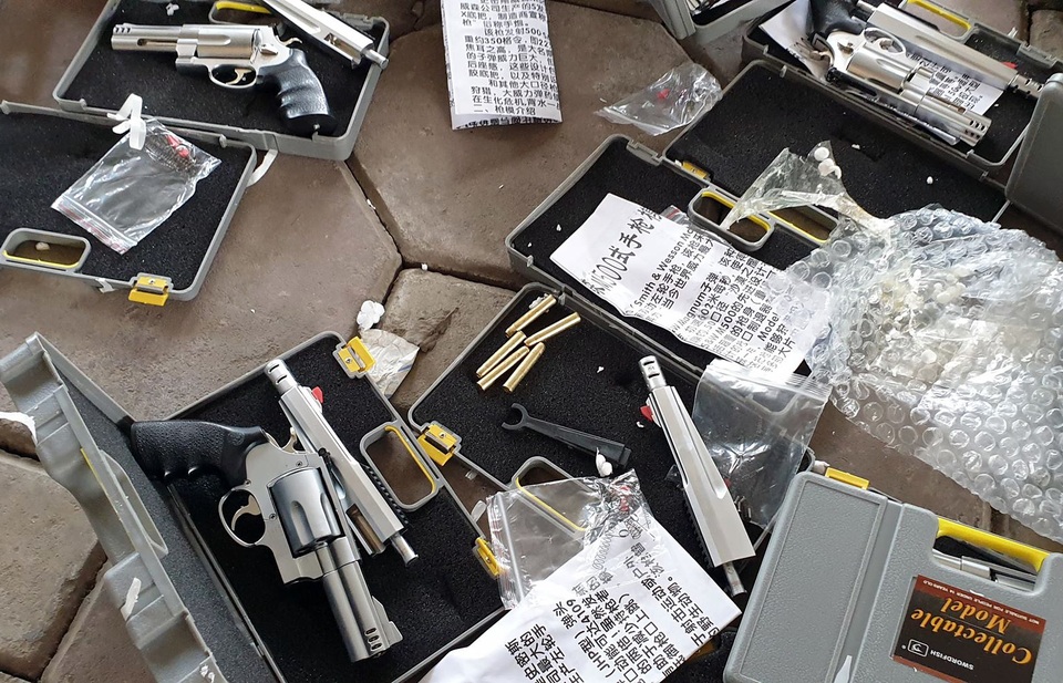 Hà Nội: CSGT phát hiện người phụ nữ “chở thuê” 19 khẩu súng tự chế - 3 Hà Nội: CSGT phát hiện người phụ nữ “chở thuê” 19 khẩu súng tự chế - 3