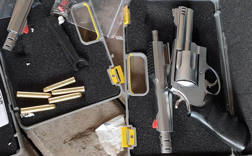 Hà Nội: CSGT phát hiện người phụ nữ “chở thuê” 19 khẩu súng tự chế - 4 Hà Nội: CSGT phát hiện người phụ nữ “chở thuê” 19 khẩu súng tự chế - 4