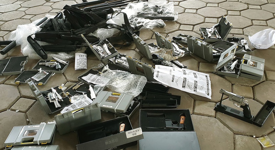 Hà Nội: CSGT phát hiện người phụ nữ “chở thuê” 19 khẩu súng tự chế - 2 Hà Nội: CSGT phát hiện người phụ nữ “chở thuê” 19 khẩu súng tự chế - 2