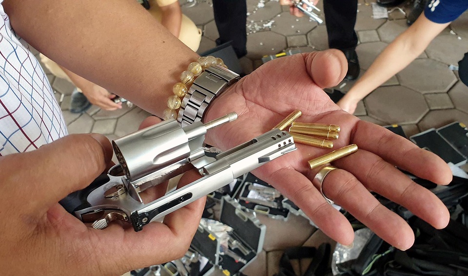 Hà Nội: CSGT phát hiện người phụ nữ “chở thuê” 19 khẩu súng tự chế - 5 Hà Nội: CSGT phát hiện người phụ nữ “chở thuê” 19 khẩu súng tự chế - 5