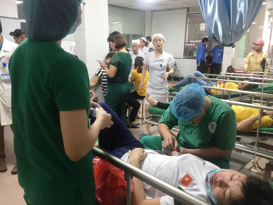 Xe chở công nhân lật xuống ruộng, ít nhất 10 người bị thương - 7 Xe chở công nhân lật xuống ruộng, ít nhất 10 người bị thương - 7
