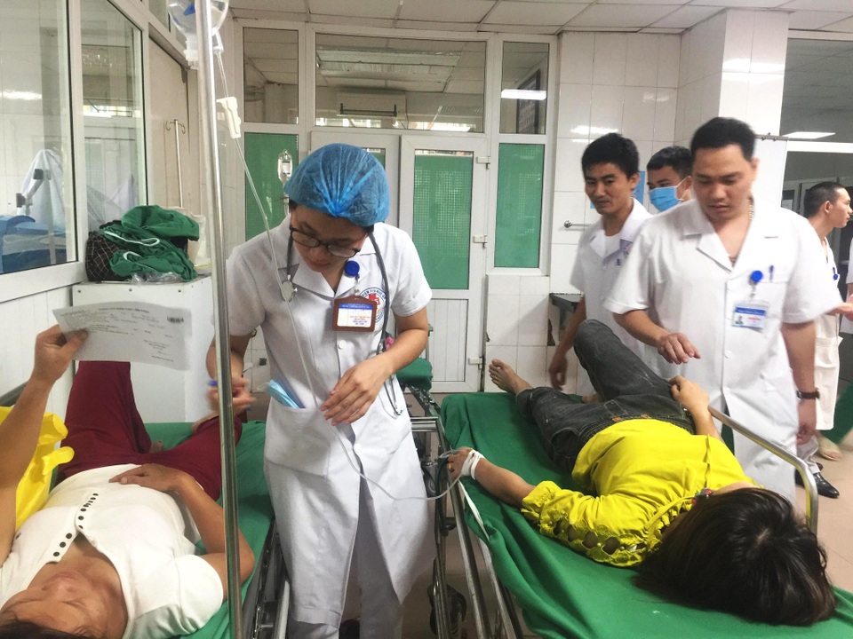 Xe chở công nhân lật xuống ruộng, ít nhất 10 người bị thương - 8 Xe chở công nhân lật xuống ruộng, ít nhất 10 người bị thương - 8