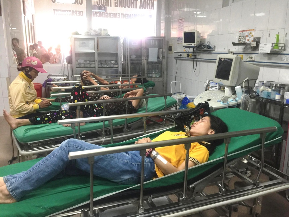 Xe chở công nhân lật xuống ruộng, ít nhất 10 người bị thương - 9 Xe chở công nhân lật xuống ruộng, ít nhất 10 người bị thương - 9