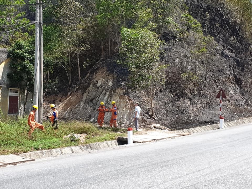 Toàn bộ nhân viên Điện lực Hương Sơn thức trắng đêm để chống cháy rừng - 3 Toàn bộ nhân viên Điện lực Hương Sơn thức trắng đêm để chống cháy rừng - 3