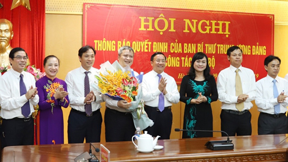 Ông Trần Tiến Hưng chính thức nhận nhiệm vụ Phó Bí thư Tỉnh ủy Hà Tĩnh - 1 Ông Trần Tiến Hưng chính thức nhận nhiệm vụ Phó Bí thư Tỉnh ủy Hà Tĩnh - 1