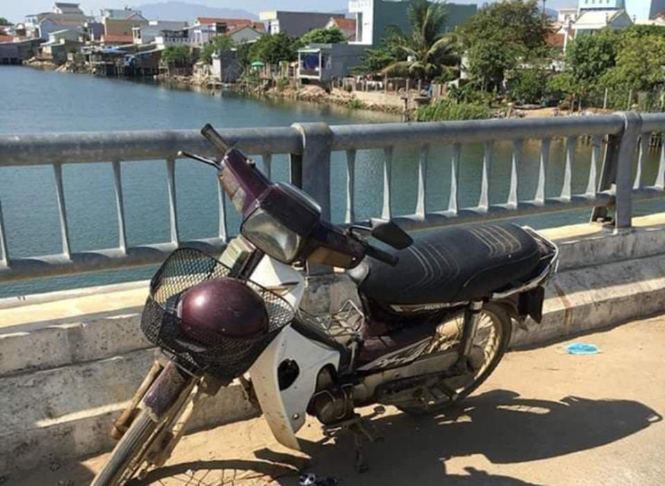 Bỏ lại sổ khám bệnh, người đàn ông 74 tuổi nhảy cầu tự tử - 1 Bỏ lại sổ khám bệnh, người đàn ông 74 tuổi nhảy cầu tự tử - 1