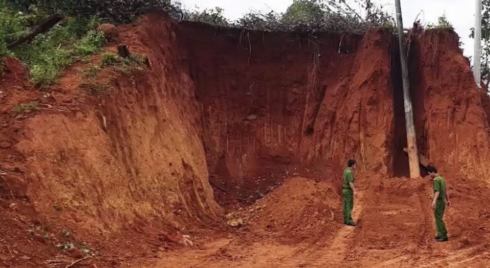 Di dời trụ điện, phát hiện kho đạn cối dưới lòng đất - 1 Di dời trụ điện, phát hiện kho đạn cối dưới lòng đất - 1