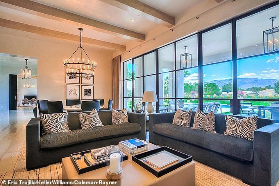 Ngắm biệt thự sang trọng Angelina Jolie ở khi quay phim mới - 3 Ngắm biệt thự sang trọng Angelina Jolie ở khi quay phim mới - 3