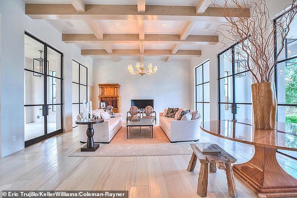 Ngắm biệt thự sang trọng Angelina Jolie ở khi quay phim mới - 1 Ngắm biệt thự sang trọng Angelina Jolie ở khi quay phim mới - 1