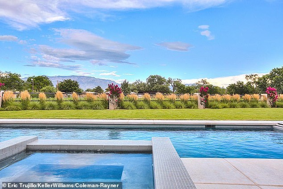 Ngắm biệt thự sang trọng Angelina Jolie ở khi quay phim mới - 11 Ngắm biệt thự sang trọng Angelina Jolie ở khi quay phim mới - 11